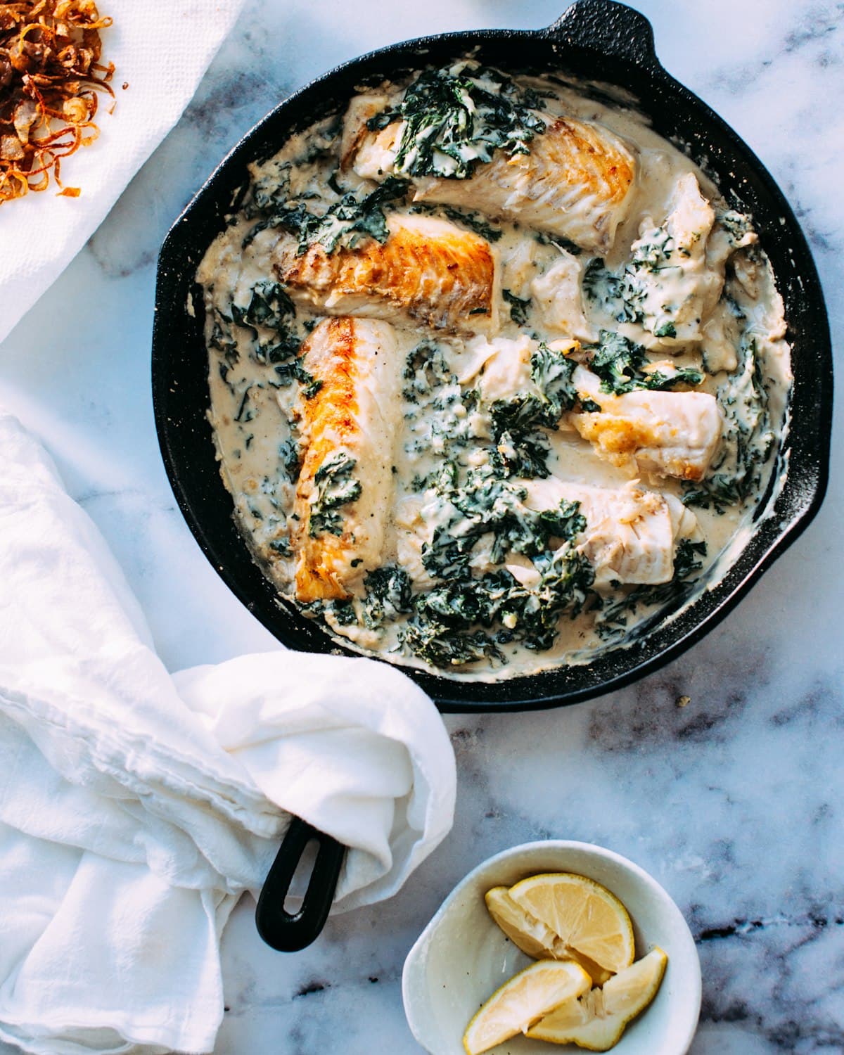 Filet de poisson saisi nappé d'une sauce crémeuse aux herbes