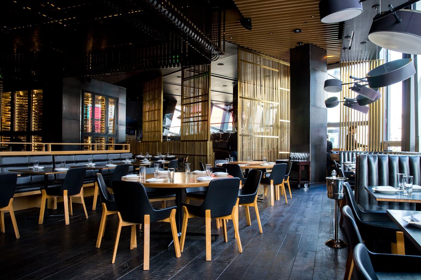Salle chaleureuse du restaurant, ambiance feutrée de bord de mer
